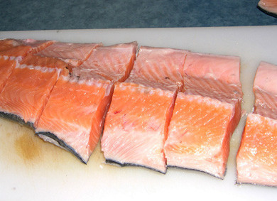 1. Этап. Лосось на сковороде: 1. Рыбу чистим и нарезаем порционными кусочками.