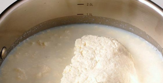 1. Этап. Плавленый сыр: 1. Перед тем, как приготовить плавленый сыр, возьмите кастрюлю, всыпьте туда творог и влейте молоко.