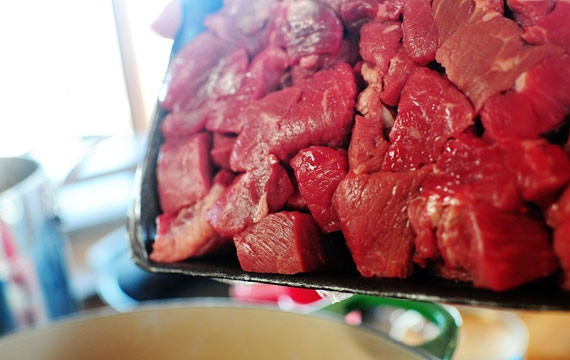 1. Этап. Говяжья мякоть: 1. Мясо вымойте, обсушите и нарежьте порционными кусочками. Выложите в казан или другую посуду с толстым дном, предварительно разогрев там сливочное и растительное масло.