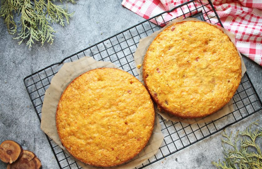 1. Этап. Морковный торт с апельсиновым курдом: Противень застелите бумагой для выпечки, установите две разъемные формы диаметром 22 сантиметра, смазанные маслом и с проложенным пергаментом дном. Разделите тесто на две равные части и разложите тесто в формы, разровняйте. Противень поставьте в горячую духовку и выпекайте морковные бисквиты в течение 30-40 минут, до готовности. Готовые бисквиты достаньте из форм, выложите на решетку и полностью остудите.