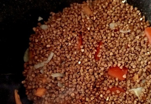 1. Этап. Гречневый суп с тушёнкой Походный: Очередь гречневой крупы. Пусть она впитает в себя все соки овощей, томлённых в тушёнке. Готовим тоже 3-5иминут.