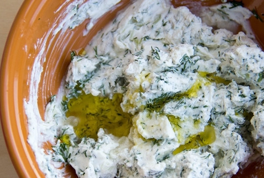 1. Этап. Закуска к мартини бьянко: Влейте масло и уксус, посолите и поперчите. Тщательно перемешайте.