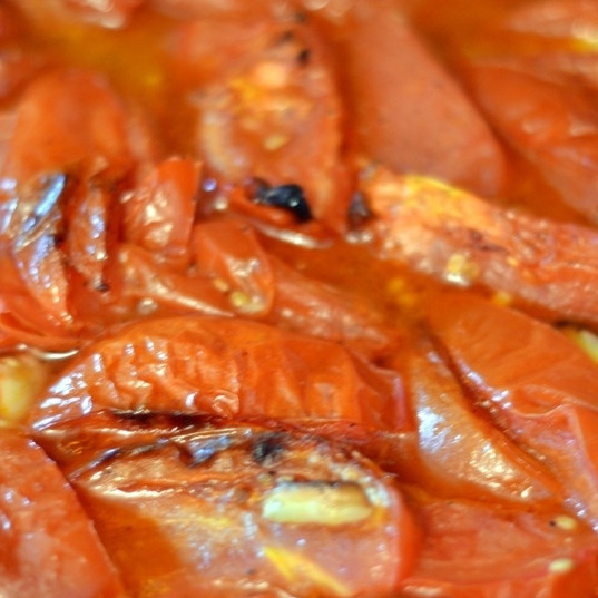 1. Этап. Томатный суп-пюре: Ставим в разогретую до 190 градусов духовку и запекаем помидоры приблизительно 30 минут.