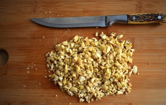 1. Этап. Салат Нежность с курицей и черносливом: Так же поступите с орехами.