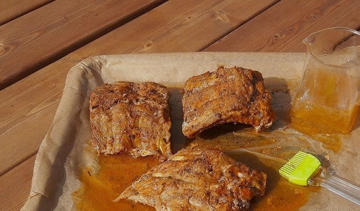 1. Этап. Свиные ребра в яблочном соке: Уложить ребра в форму для запекания, влить сок из емкости, томить в духовке под фольгой 1,5 часа при температуре 130°C. Шеф-повар рекомендует по истечении времени достать ребра из духовки, промазать остатками выпарившегося сока (уже сиропа). Чтобы получить карамельную корочку, поставить еще раз в духовку на 3 минуты при температуре 240°C, режим гриль.