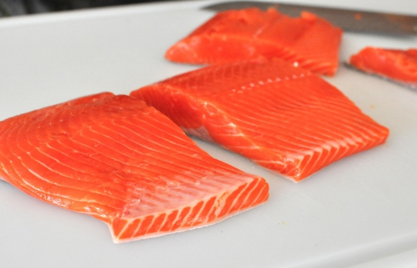 1. Этап. Филе лосося на сковороде: Свежее филе лосося промыть, просушить, разрезать на порционные куски (примерно по 200 гр каждый).