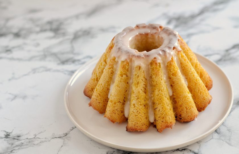 1. Этап. Морковная бабка: Разогрейте духовку до 180 градусов и выпекайте 30 минут. Остудите, вытащите из формы. Для глазури смешайте лимонный сок и сахарную пудру. Покройте им кекс.