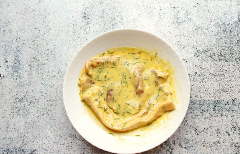 1. Этап. Свинина в кляре в духовке: Свинину обваляйте полностью в муке. Выложите мясо в муке в кляр, чтобы полностью покрылось.