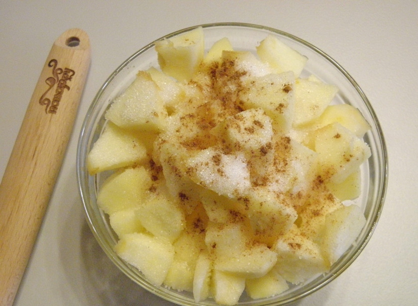 1. Этап. Расстегаи с яблоками: Очистите яблоки от кожуры. Порежьте их небольшими кусочками. Сбрызните лимонным соком, добавьте сахар и корицу. Перемешайте. Начинка готова.