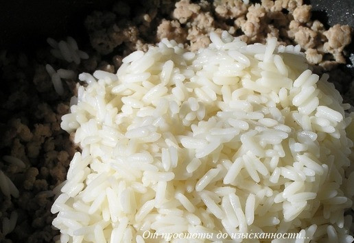 1. Этап. Мясной пирог с рисом, луком, яблоками: Добавьте сваренный рис, перемешайте.