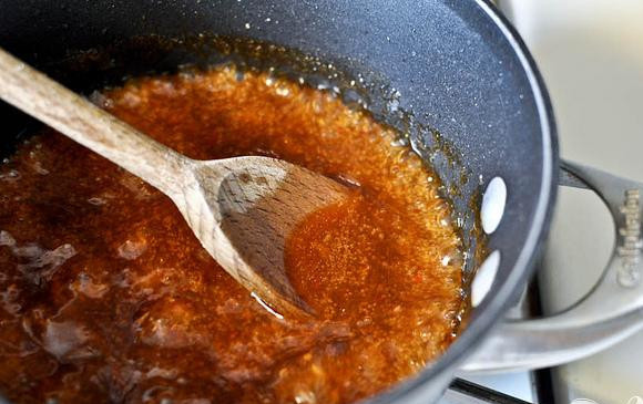 1. Этап. Курица по-азиатски с соусом и рисом: 5. Как только соус загустеет, уменьшить огонь и накрыть крышкой.