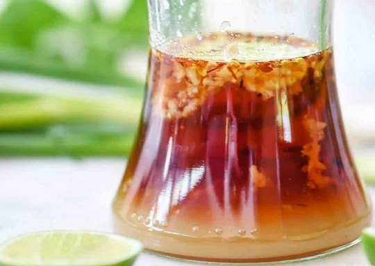 1. Этап. Вьетнамский салат с лапшой: 2. Отдельно соедините все ингредиенты для заправки: рисовый уксус, рыбный соус, сахар, соль и перец.