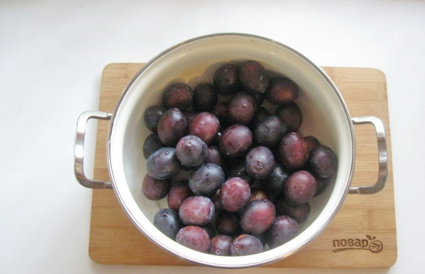 1. Этап. Варенье из целых слив: Сливу хорошо помойте и выложите в широкий таз или кастрюлю.