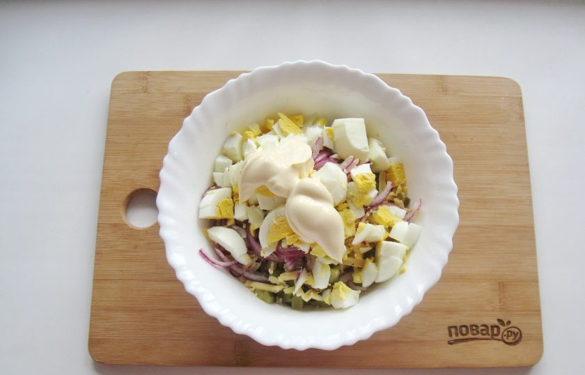 1. Этап. Салат Купеческий на Новый год: Салат посолите и поперчите по вкусу. Заправьте майонезом.