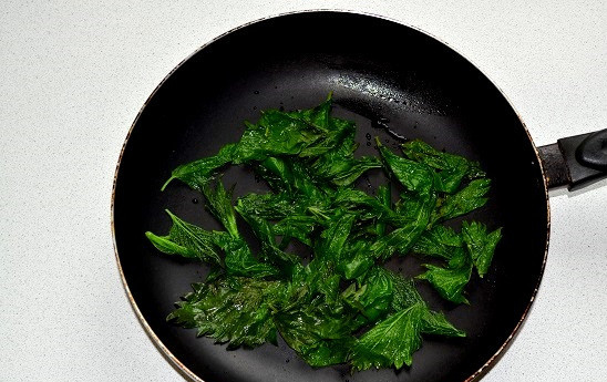 1. Этап. Рис с крапивой: После слегка обсушите их и отделите листочки. Выложите их на сковороду.