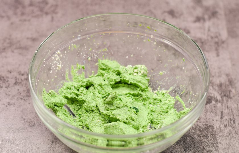 1. Этап. Слоеные пирожки с рикоттой и шпинатом: Припущенный шпинат соедините с рикоттой и пробейте погружным блендером, добавьте соль и перец по вкусу.