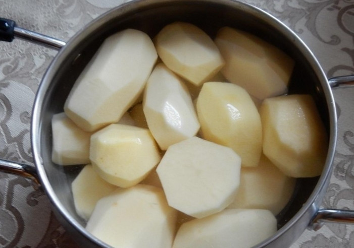 1. Этап. Картофельные зразы с квашеной капустой: Картофель очищаем, промываем и разрезаем на четвертинки. Варим до готовности. Солим по вкусу.