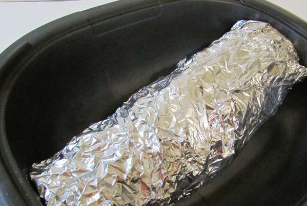 1. Этап. Индейка с соусом Песто: Разогрейте духовку до 230 градусов. Переложите рулет в посуду для выпечки и поместите на 15 минут в духовой шкаф, затем уменьшите огонь до 190 градусов и запекайте ещё 45 минут.