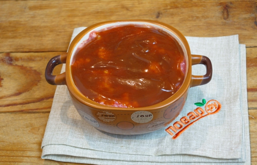 1. Этап. Американский мясной хлеб в горшочке: Смешайте 3 ст. ложки кетчупа, 1 ч. ложку винного уксуса, 1 ч. ложку коричневого сахара. Массу хорошо размешайте, чтобы сахар растворился. Выложите полученную смесь сверху на мясо. Разровняйте.