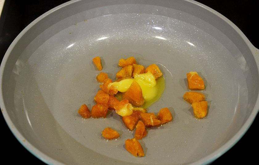 1. Этап. Салат из свеклы с курагой: Добавьте в сковороду курагу, мед.