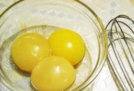 1. Этап. Торт Жак: 2. Теперь взбиваем желтки и постепенно добавляем сметану, ванильный сахар, соду и муку и замешиваем тесто.