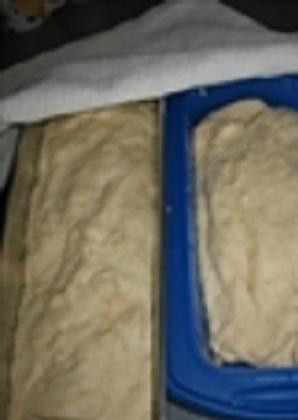 1. Этап. Быстрый домашний хлеб: 2. Из этого количества теста получится две буханки. Формы для хлеба смазать маслом и положить тесто в формы. Формы заполнить наполовину. Накрыть формы с тестом салфеткой и оставить на столе, пока оно не начнет подниматься.