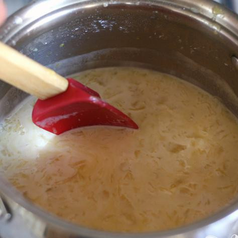 1. Этап. Бабушкин фруктовый пирог: Затем, поместите кастрюлю на средний огонь. Не доводя до кипения, перемешивайте до загустения.