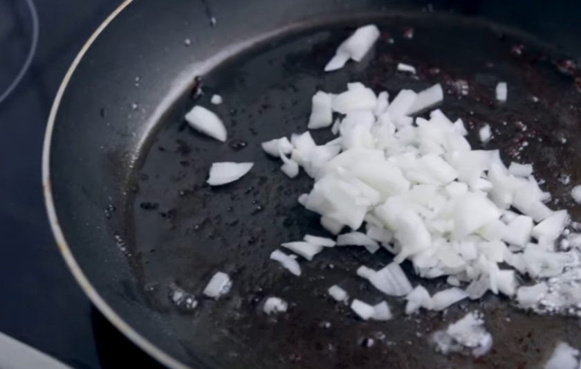 1. Этап. Крошка картошка (плюс 2 начинки): 2. Затем приготовьте начинки: бекон обжарьте на сухой сковороде, пока с него не вытопится весь жир. После этого обжарьте на той же сковороде мелко нарезанный лук, по необходимости добавив растительное масло. Мелко нарежьте бекон и смешайте его с луком и мелко нарезанной зеленью.