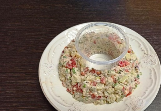 1. Этап. Салат Русские традиции с тунцом: Мне нравится салаты выкладывать в виде кольца. Украсить салат красной икрой, листиками зелени, помидорками черри.