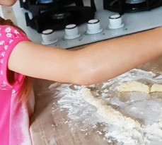 1. Этап. Бульбяники белорусские без начинки: На посыпанном мукой столе раскатать тесто в колбаски и нарезать палочками, можно еще обвалять в панировочных сухарях.