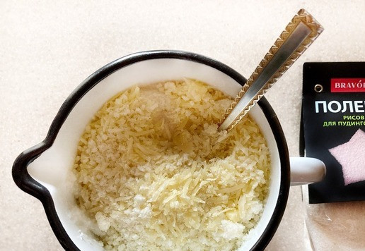 1. Этап. Запеканка из рисовой поленты с фаршем: Бульон вскипятите. У меня - куриный бульон. Также можно использовать мясной, овощной или просто воду. Тонкой струйкой всыпьте поленту, постоянной помешивая. И варите, продолжая мешать до полуготовности (около 5 минут). К готовой поленте добавьте тёртый сыр и перемешайте. Должна получиться густая каша.