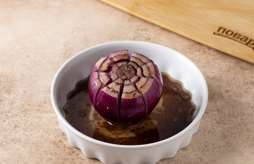 1. Этап. Запеченный красный лук Водяная лилия: Полейте маринадом красный лук так, чтобы он попал в разрезы. Оставьте промариноваться на 10-15 минут.