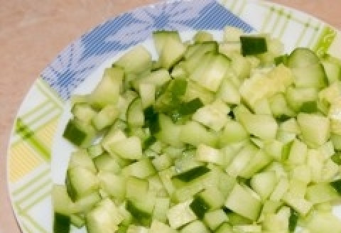 1. Этап. Окрошка постная: 3. Небольшими кубиками нарежьте огурцы.