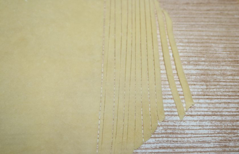 1. Этап. Татарский суп-лапша «Токмач»: Нарежьте тоненькими полосками.