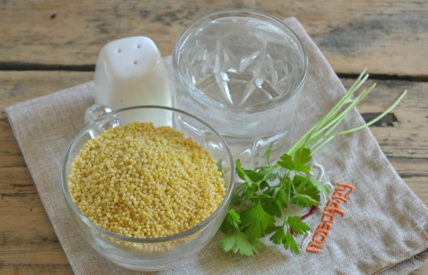 1. Этап. Пшенная каша на воде: Подготовьте все необходимые ингредиенты. На один стакан пшена необходимо три стакана воды.