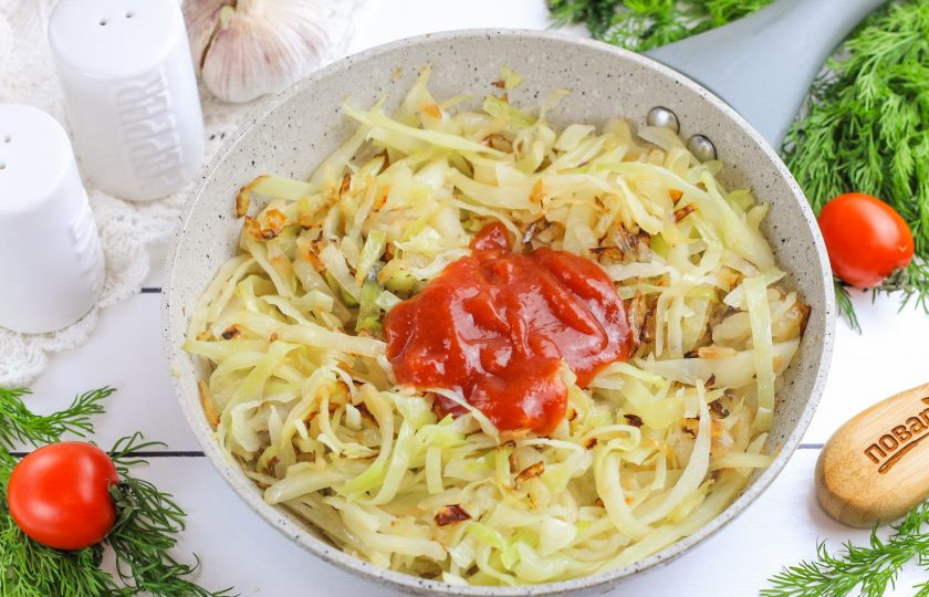 1. Этап. Минтай в капусте: Выложите в сковороду капустную нарезку и обжарьте с луком примерно 3-5 минут, накрыв крышкой. Затем добавьте томатный соус и перемешайте.