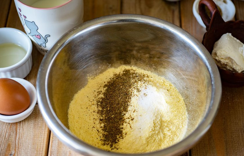 1. Этап. Кукурузные лепешки с творогом: В миску высыпьте всю муку, добавьте соль, хмели-сунели. Перемешайте.