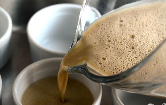 1. Этап. Сливочный крем с чаем: 5. Разделить крем между формами.