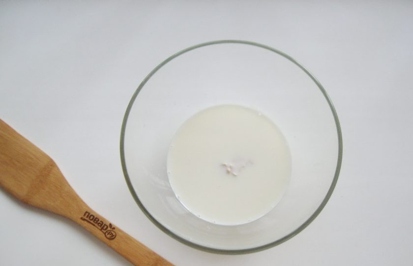 1. Этап. Булочки с мармеладом: Влейте теплое молоко, добавьте сахар, ванильный сахар и соль.