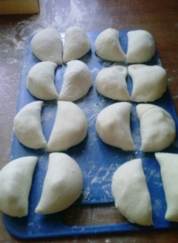 1. Этап. Вареники на ледяной воде быстрым способом: 7. Выкладываем на досточку и часть отправляем замораживаться, а часть сразу варим.