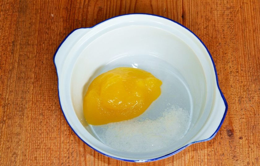 1. Этап. Моченые яблоки с медом: Мед и соль разведите водой.