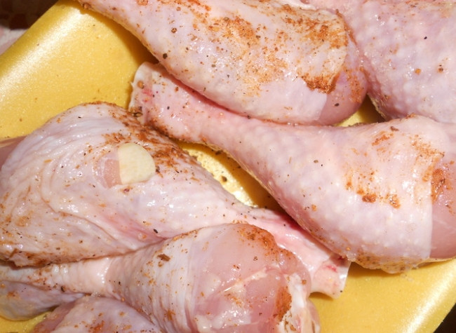 1. Этап. Куриные ножки с рисом в рукаве: 1. Голени тщательно моем и вытираем бумажным полотенцем, смешиваем приправы и соль, натираем ими мясо.