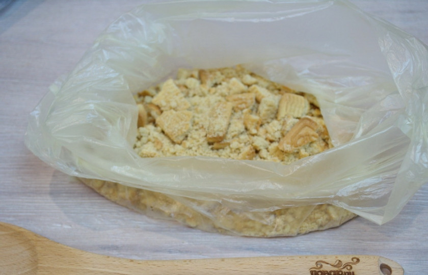 1. Этап. Шоколадная колбаса: Печенье должно побиться на неравные кусочки. Тогда в готовой колбаске будут светлые островки на срезе.