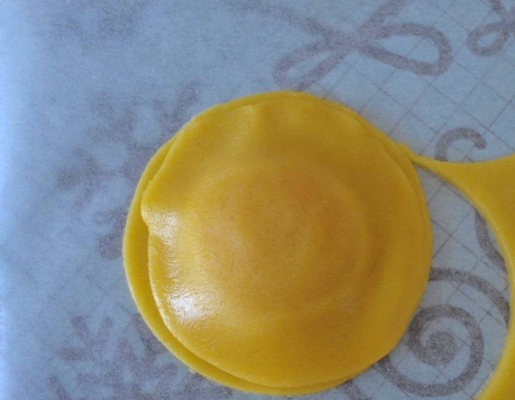 1. Stage. Ravioli cookies with apricots: Cover with the second disc of dough and gently secure the edges.