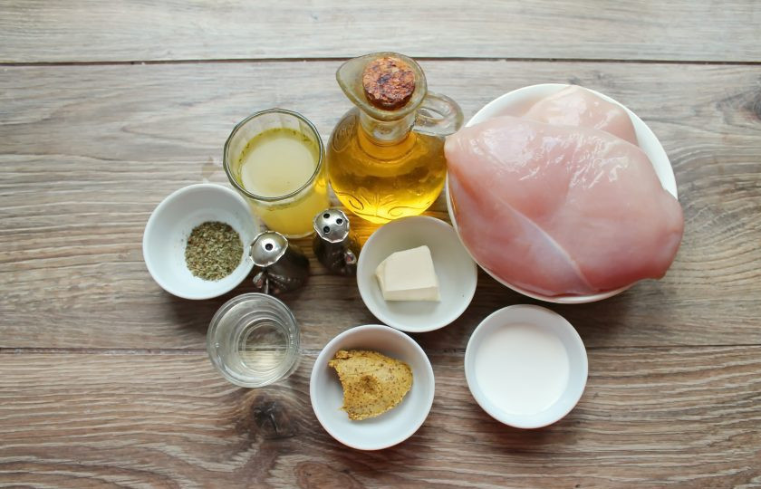 1. Этап. Куриная грудка с эстрагоном: Подготовьте все необходимые ингредиенты для приготовления куриной грудки с эстрагоном.