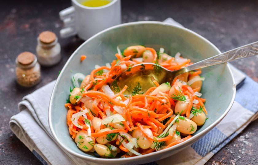 1. Этап. Постный салат с фасолью и корейской морковью: Перемешайте ингредиенты, и подавайте салат к столу.