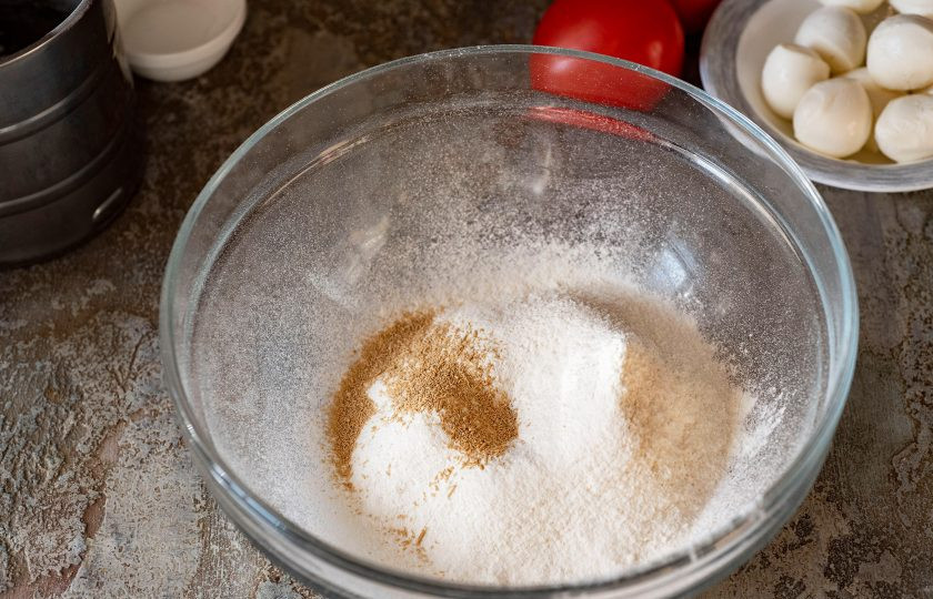 1. Этап. Пицца Виктория: В миску просейте всю муку, добавьте соль, сахар. Перемешайте.