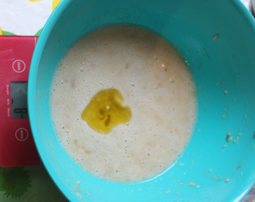 1. Этап. Банановые оладушки на молоке: Потом добавляем молоко и оливковое масло.