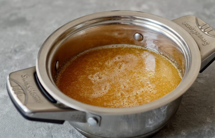 1. Этап. Абрикосовый мед: Остудите смесь, протрите абрикосы через сито. Перелейте жидкость в кастрюлю, добавьте лимонную кислоту и миндальный экстракт. Доведите до кипения, варите мёд 20-30 минут.