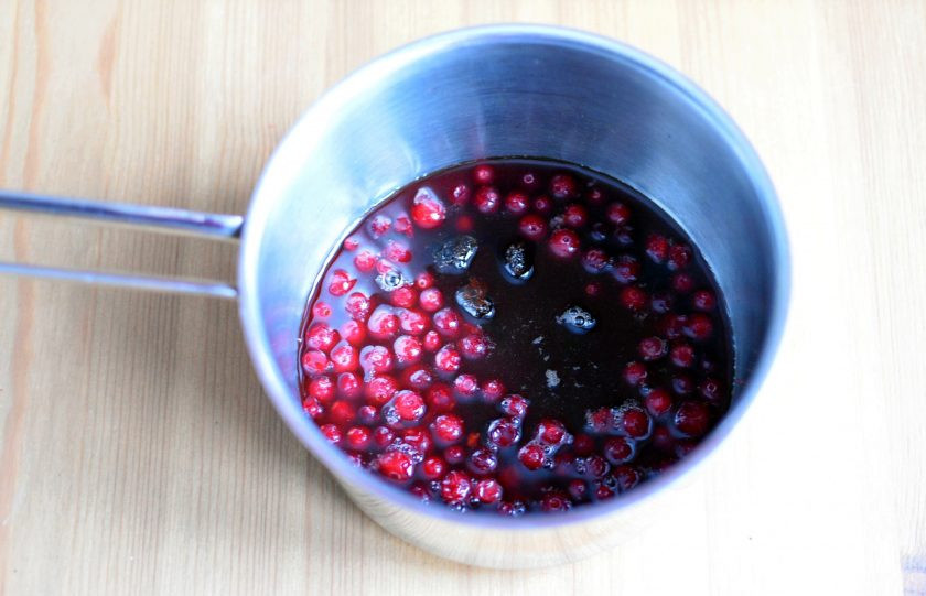 1. Этап. Шоколадный кекс с грушами: Сварите пряный сироп из воды, сахара, вина, клюквы и пряностей. В процессе варки клюкву раздавливайте толкушкой для пюре.